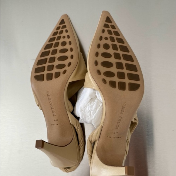 BOTTEGA VENETA Butter Crinkled glossed-leather slingback pumps Size 40 - Picture 6 of 6